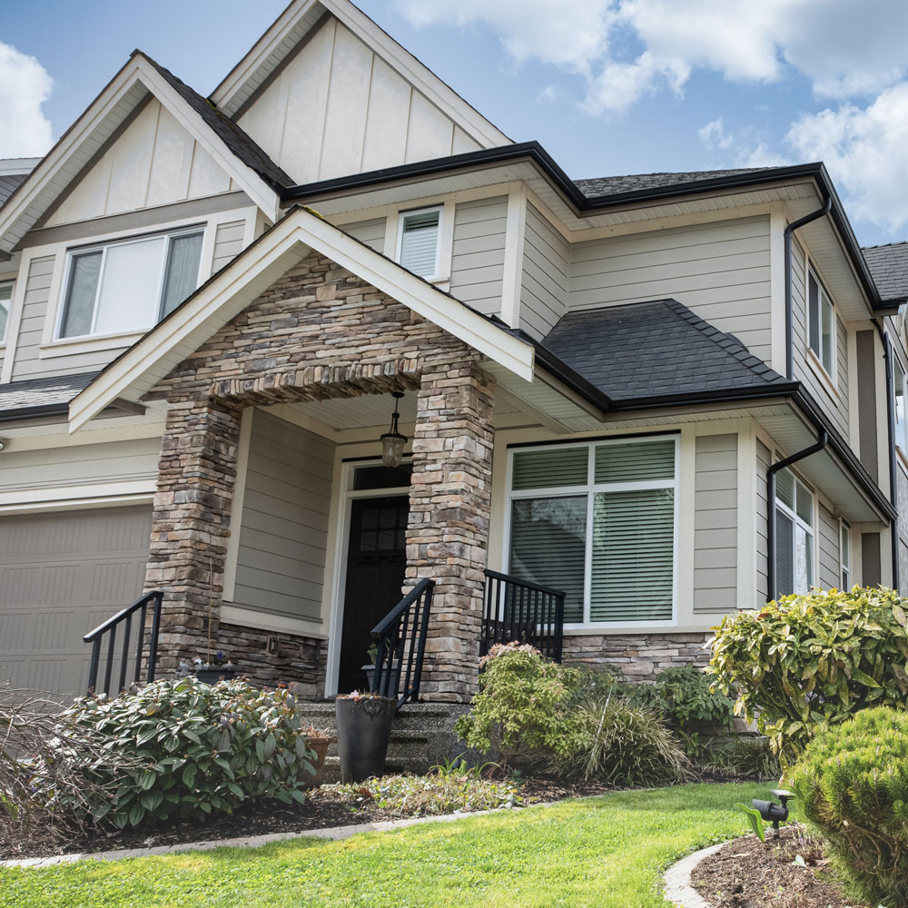 Maison avec amenagement paysager.
