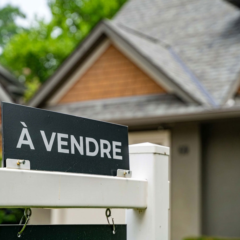 Maison avec pancarte a vendre.